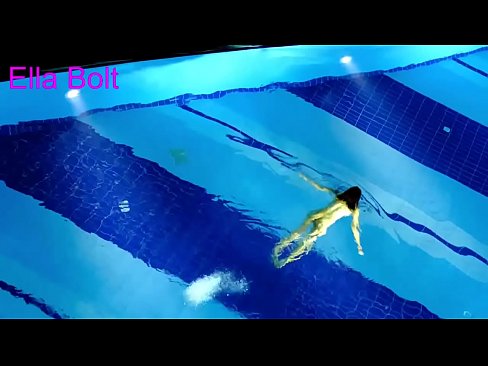 ❤️ నేను చూడటం ఆపలేను, ELLA BOLT రిసార్ట్ పూల్లో నగ్నంగా ఈత కొడుతూ దొరికిన యువ అందగత్తె ❤❌ ఫకింగ్ మా వద్ద ❌️